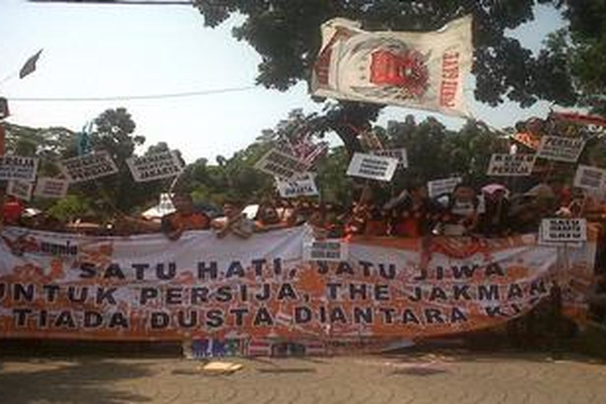Ratusan suporter Persija Jakarta 