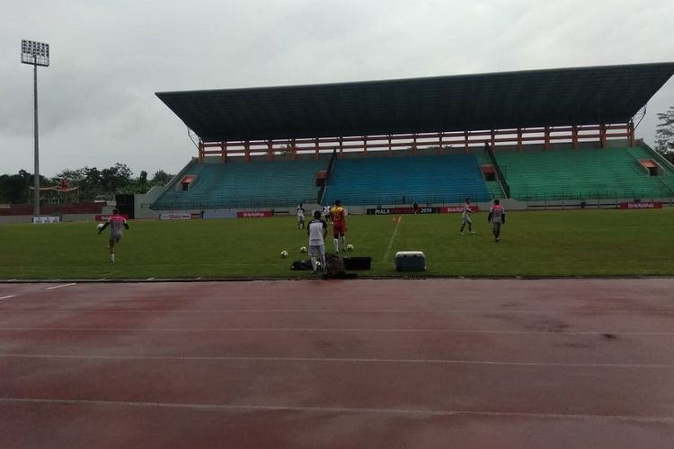 Suasana sebelum Kalteng Putra memulai latihan tertutup di Stadion Moch Soebrata, Selasa (5/3/2019).