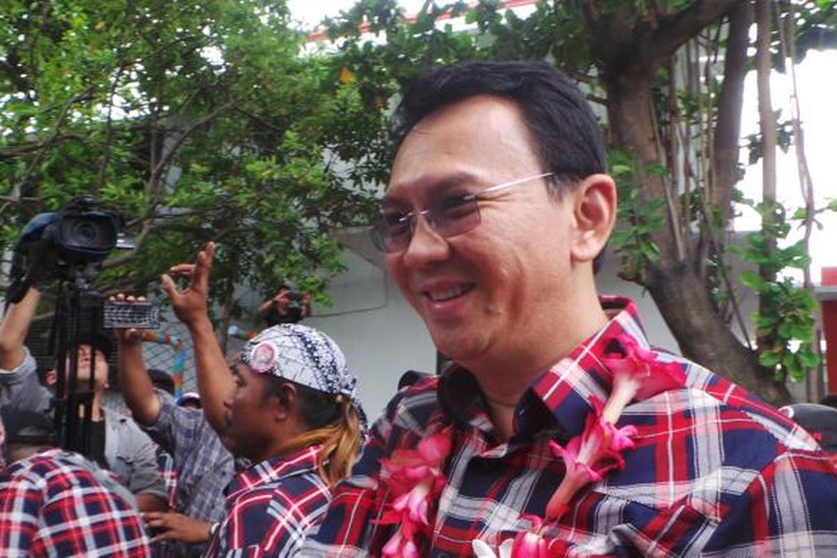 Calon gubernur DKI Jakarta Basuki Tjahaja Purnama atau Ahok saat blusukan ke Pulau Pramuka, Kepulauan Seribu, Senin (30/1/2017).