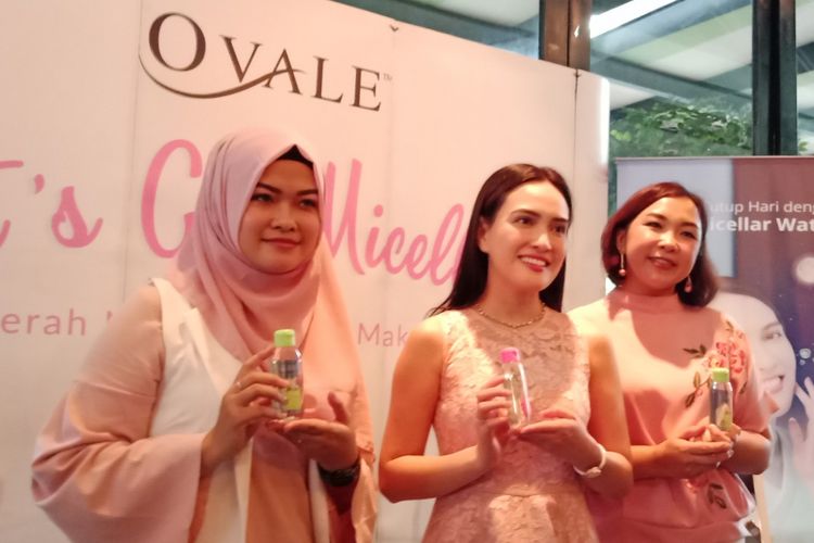 Makeup artist Natasia Adrina, akteis Shandy Aulia dan Senior PR Manager PT Kino Indonesia Tbk Yuna Eka Kristina (paling kiri ke kanan) pada peluncuran Ovale Micellar Water di Jakarta, Senin (9/4/2018).