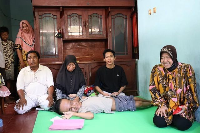 Mensos Risma Kunjungi Remaja 14 Tahun Penderita Cerebral Palsy di Sumenep