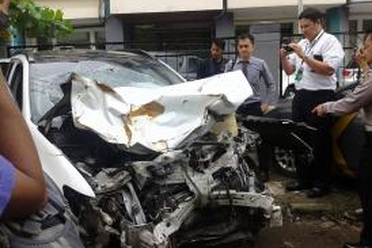 Tim Mitshubisi melakukan pemeriksaan fisik pada mobil Mitshubisi Outlander yang dikemudikan Christopher Daniel Sjafrie (23) saat kecelakaan, Senin,(26/1/2015).