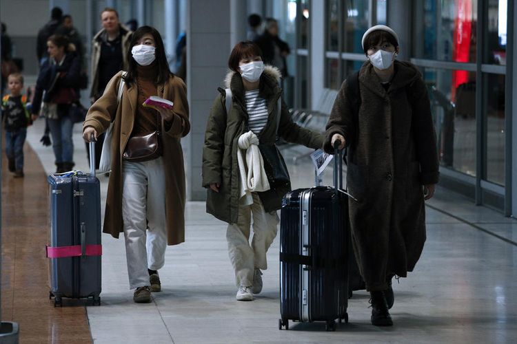 epa08170418 Passengers wear face masks as they arrive at Roissy airport, outside Paris, France, 27 January 2020. Three cases of the Wuhan coronavirus have been identified in France, the Health Ministry announced on 24 January. Wuhan is the city at the center of the coronavirus outbreak which has caused 80 deaths and infected more than 2700 people in China where authorities also confirmed that human-to-human transmission of the virus had taken place.  EPA-EFE/YOAN VALAT
