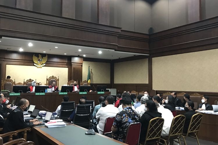Jaksa penuntut umum (JPU) menghadirkan 17 orang saksi dalam sidang kasus dugaan korupsi dan pencucian uang terkait kegiatan usaha perkebunan kelapa sawit yang dilakukan oleh PT Duta Palma. Mereka yang dihadirkan merupakan pekerja dari pihak PT Duta Palma bersaksi dalam persidangan di Pengadilan Tindak Pidana Korupsi (Tipikor) pada Pengadilan Negeri (PN) Jakarta Pusat, Senin (14/11/2022) dengan terdakwa terdakwa Surya Darmadi dan mantan Bupati Indragiri Hulu (Inhu), Raja Thamsir Rachman.