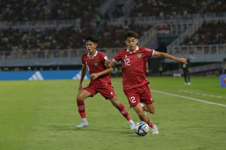 Aksi pemain timnas U17 Indonesia, Welber Jardim. saat menghadapi Panama pada laga Grup A Piala Dunia U17 2023 di Stadion Gelora Bung Tomo Surabaya, Senin (13/11/2023).