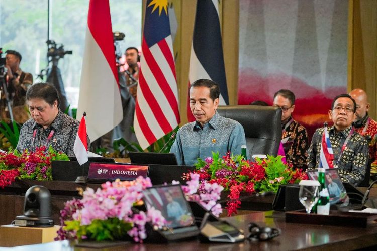 Presiden Jokowi dan Menko Perekonomian Airlangga Hartarto menghadiri KTT ke-15 IMT-GT di Labuan Bajo, NTT, Kamis (11/5/2023).