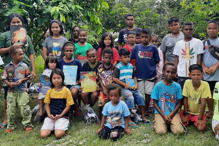 Para anak-anak di Papua usai menerima donasi buku bacaan anak dari Komunitas Read Aloud Indonesia (RAI).