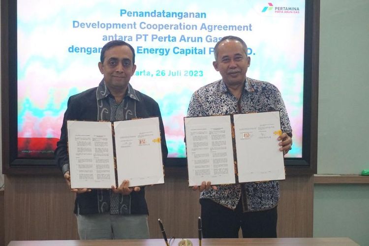 Anak perusahaan PT Pertamina Gas, PT Perta Arun Gas (PAG), menandatangani Development Cooperation Agreement (DCA) dengan Aslan Energy Capital Pte Ltd., Singapura (AEC) di Perta Arun Gas Head Office, Jakarta pada akhir Juli 2023.
