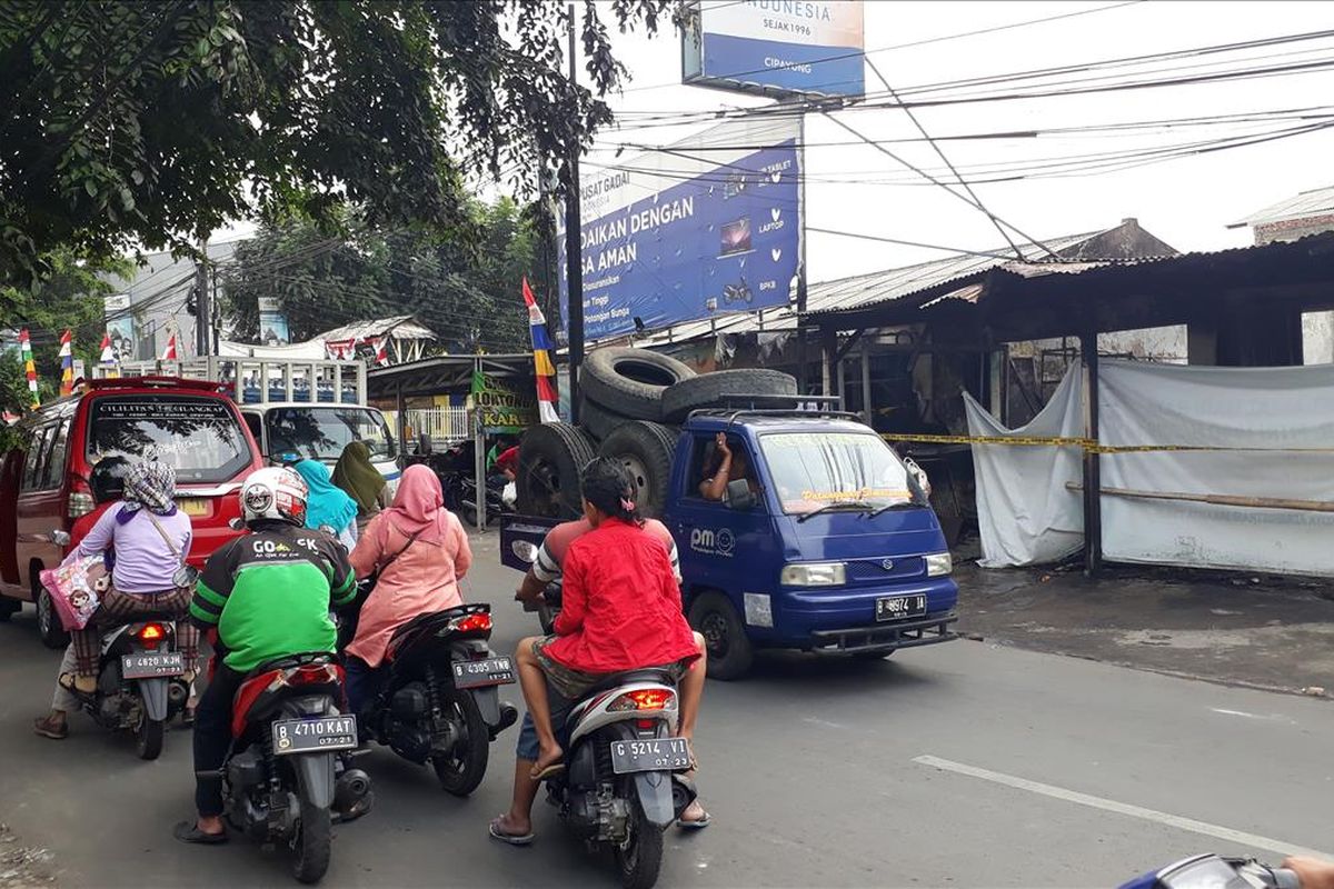 Toko Agen Plastik dan Makanan yang Terbakar Curi Perhatian Pengendara, Arus Lalu Lintas di Jalan Raya Cipayung, Jakarta Timur Macet, Jumat (9/8/2019).