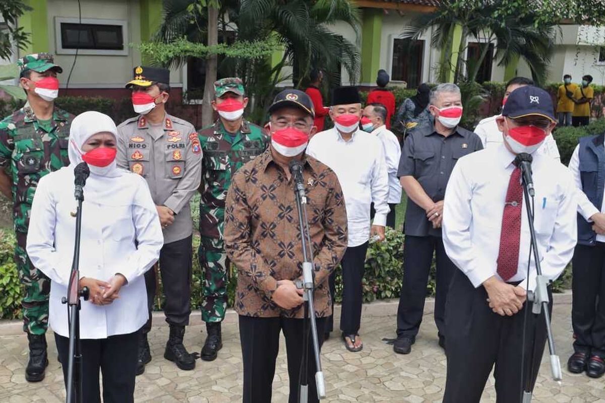 Menko Perekonomian RI dan Gubernur Jatim Khofifah Indar Parawansa saat Meninjau Langsung Uji Klinis Vaksin Merah Putih di RSUD dr Suotomo Surabaya, Rabu (9/2/2022).