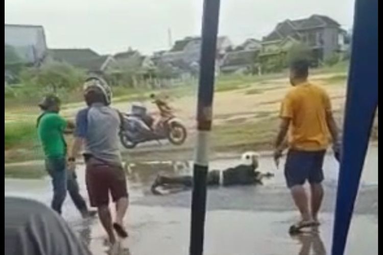 Potongan video viral aksi penembakan pria pembawa Celurit di Sumenep oleh anggota Polres Sumenep.