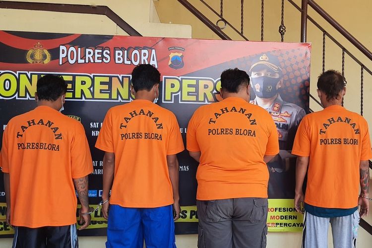 Lima tersangka premanisme di Pasar Jepon, dihadirkan saat pengungkapan kasus di Mapolres Blora, Selasa (11/5/2021)