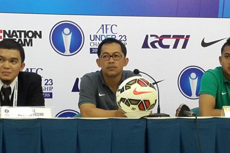 Aji Santoso (tengah) dan Muhammad Natshir (kanan) menjalani sesi konferensi pers usai laga Kualifikasi Piala AFC U-23 kontra Brunei Darussalam, Minggu (29/3/2015)