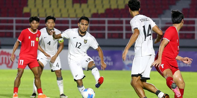 Pemain Timnas U23 Indonesia Ricky Pratama saat laga grup J Kualifikasi Piala Asia U23 2026 melawan Laos yang berakhir dengan skor 0-0 di Stadion Gelora Delta Sidoarjo, Jawa Timur, Rabu (3/9/2025) malam.