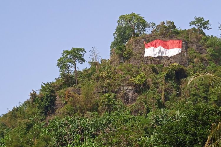 Bendera merah putih berukuran raksasa yang dibentangkan di Bukit Sepagoh, Bandar Lampung, Rabu (17/8/2022) pagi.