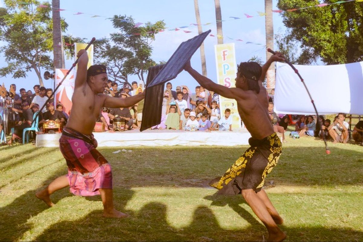 Tim KKN mahasiswa UGM Melukis Sambelia menggelar Festival Pesona Sambelia yang menampilkan berbagai kebudayaan suku Sasak. 