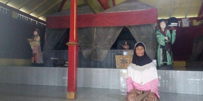 Juru Kunci Makam Sunan Kuning, Siti Komariyah (63) berada di Makam Sunan Kuning, Senin (28/1/2019) 
