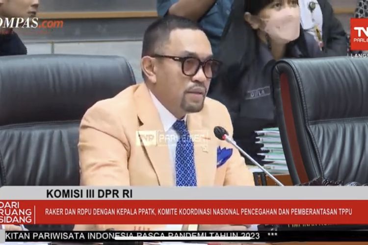 Wakil Ketua Komisi III DPR RI Ahmad Sahroni dalam rapat kerja bersama Komite Koordinasi Nasional Pencegahan dan Pemberantasan Tindak Pidana Pencucian Uang (TPPU) di Gedung DPR RI, Senayan, Jakarta, Selasa (11/4/2023). 