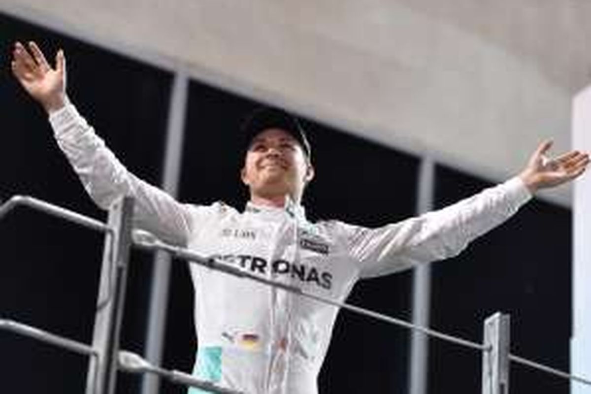 Pebalap Mercedes AMG Petronas F1 Team asal Jerman, Nico Rosberg, merayakan keberhasilannya menjadi juara dunia Formula 1 2016 setelah finis di urutan kedua pada balapan GP Abu Dhabi di Sirkuit Yas Marina, Minggu (27/11/2016).