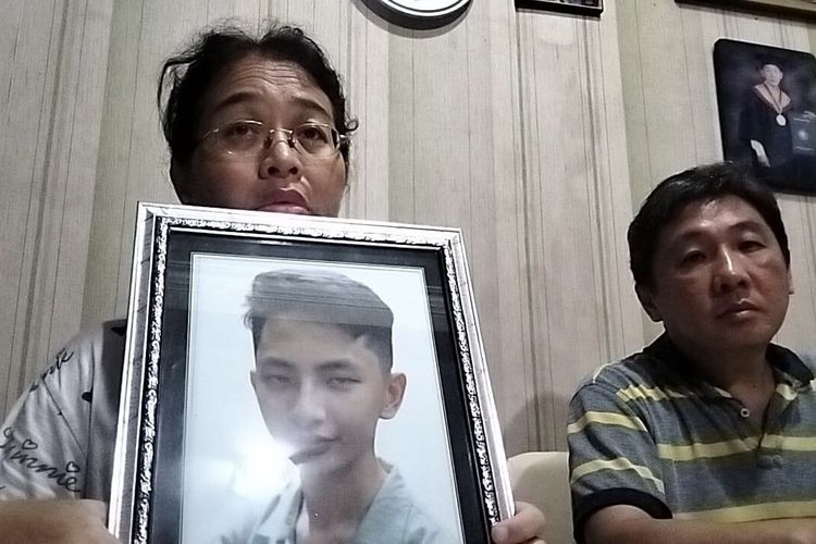 Keluarga korban yang diduga tewas tersengat listrik AC sekolah, Kamis (8/5/2025).