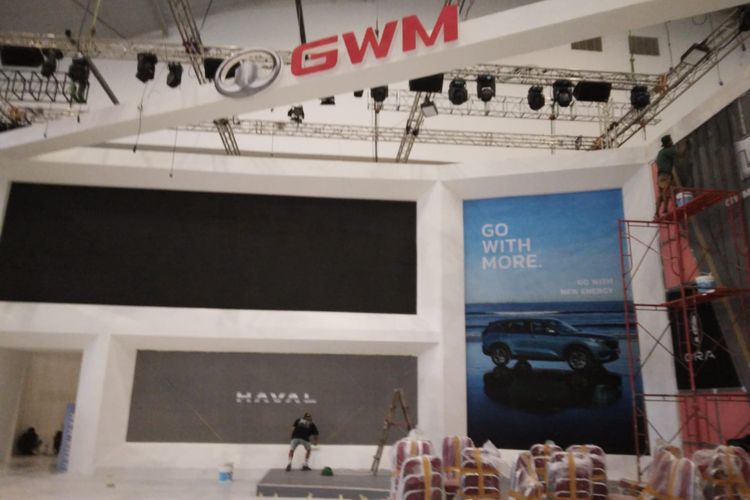 Booth GWM di GIIAS 2023 masih digarap pada Senin (7/8/2023).