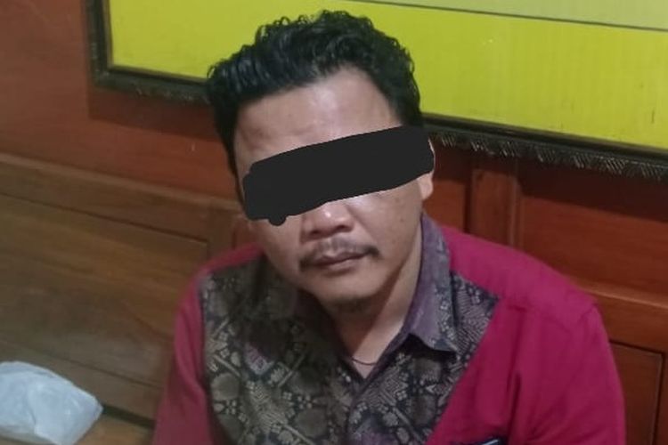 Tersangka LP (35) ditangkap polisi bersama bos Koperasi Simpan Pinjam ?APLINDO? Jaya Makmur, berinisial AP. Keduanya ditangkap Satreskrim Polres Nganjuk karena diduga mengurung mantan karyawannya, Kevin, selama delapan hari di ruangan berjeruji besi.