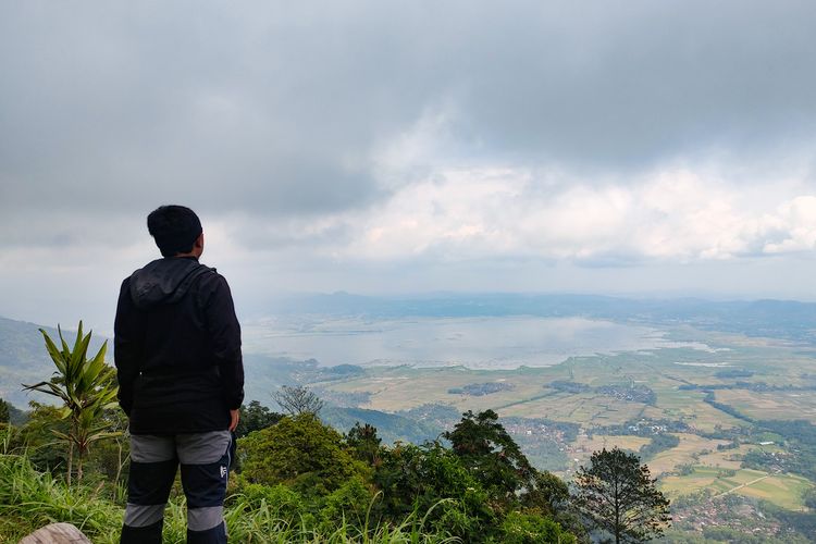 Pemandangan Rawa Pening dari Gunung Gajah Telomoyo.