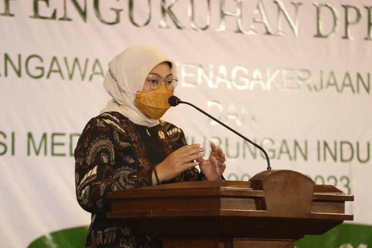 Menteri Ketenagakerjaan Ida Fauziyah saat mengukuhkan Kepengurusan Asosiasi Pengawas Ketenagakerjaan Indonesia (APKI) dan Asosiasi Mediator Hubungan Industrial (AMHI) Periode 2020-2023 di Ruang Serbaguna Kemnaker, Jakarta, Rabu (17/3/2021).