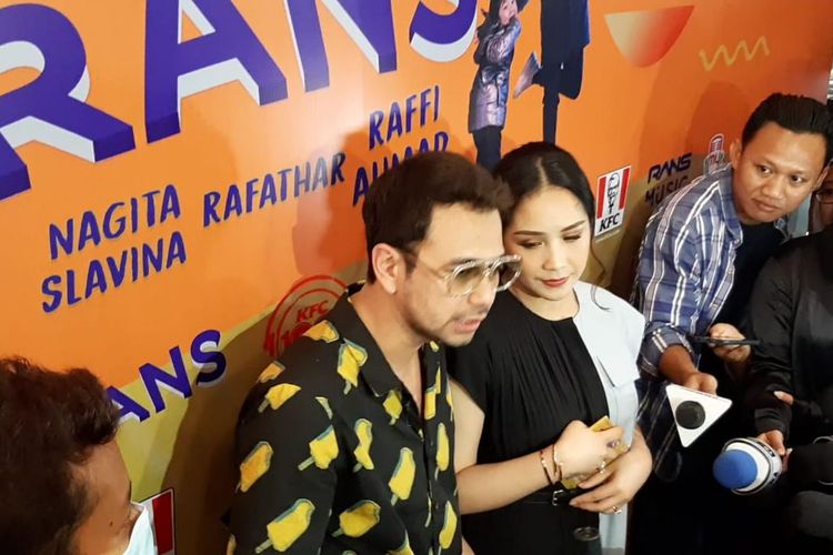 Pembawa acara Raffi Ahmad dan sang istri, Nagita Slavina saat ditemui di kawasan Kemang, Jakarta Selatan, Jumat (6/3/2020)