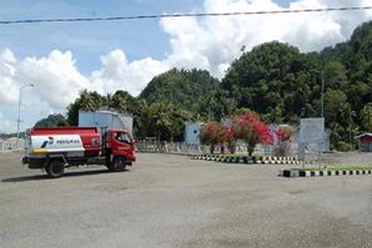 Sebuah tangki BBM siap memasok ke SPBU di Kaimana, Jumat (11/4).