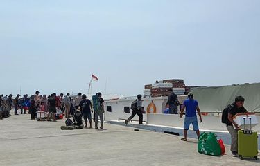 Masyarakat yang kembali ke Jakarta dari Kepulauan Seribu, di Pelabuhan Muara Angke, Rabu (26/4/2023).