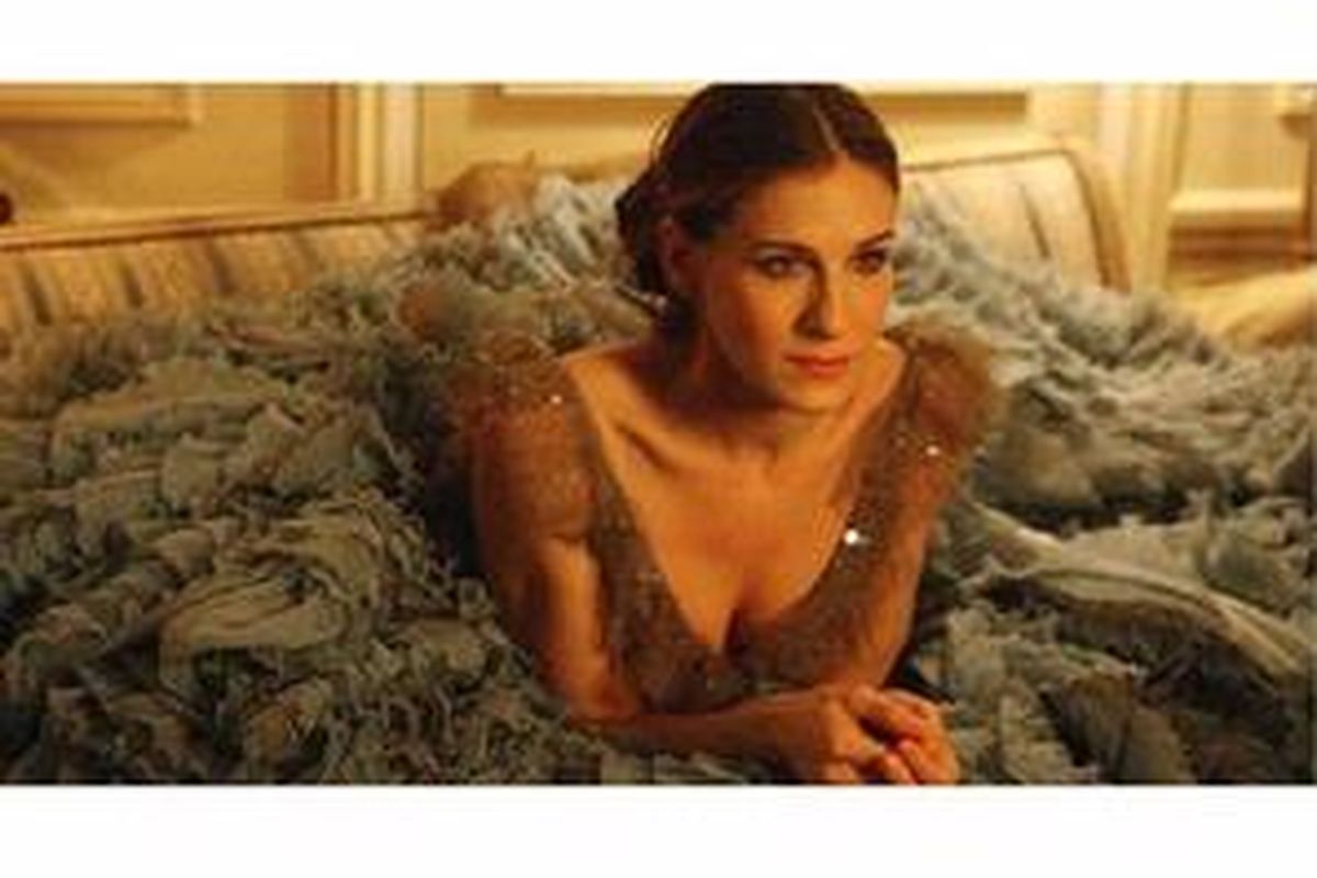 Gaun Versace yang dikenakan Carrie dalam adegan di kamar hotel di Paris ini menjadi favorit Patricia.