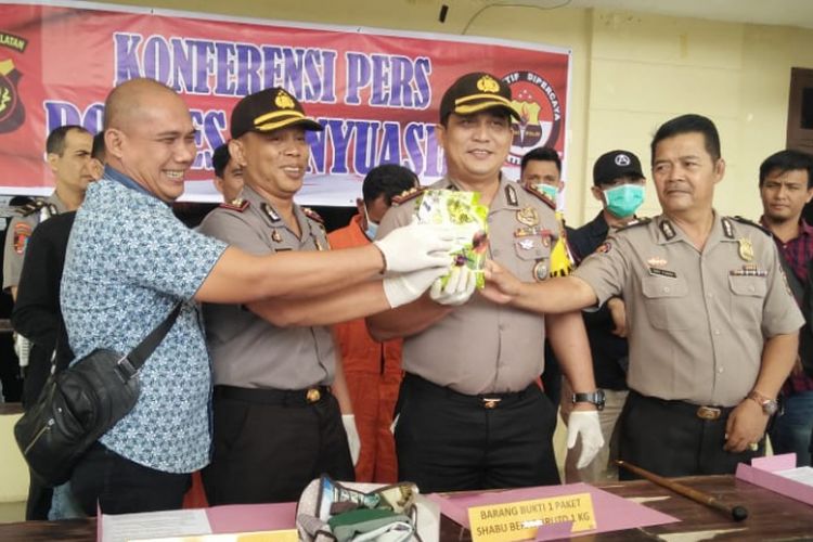 Kapolres Banyuasin AKBP  Yudhi Surya Markus Pinem menunjukkan barang bukti sabu seberat 1 kilogram yang dibawa oleh  Yulinar (55), nenek dari lima cucu yang merupakan warga asal Aceh.