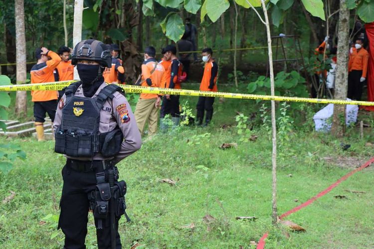 Proses Pembongkar Makam Suminem warga kecamatan Ngargoyoso, Karanganyar, oleh Tim Inafis Polres Karanganyar bersama tim Labfor Dokes Polda Jawa Tengah, Senin (7/3/2022)