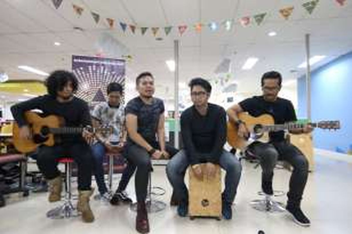 Grup band Samsons bermain akustik untuk mengenalkan single terbaru mereka yang berjudul 'I Love You' di Gedung Kompas Gramedia, Palmerah Barat, Jakarta, Senin (16/1/2017).