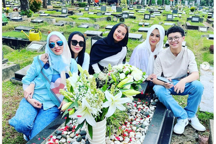 Penyanyi Reza Artamevia dan Angelina Sondakh mengunjungi makam Adjie Massaid.