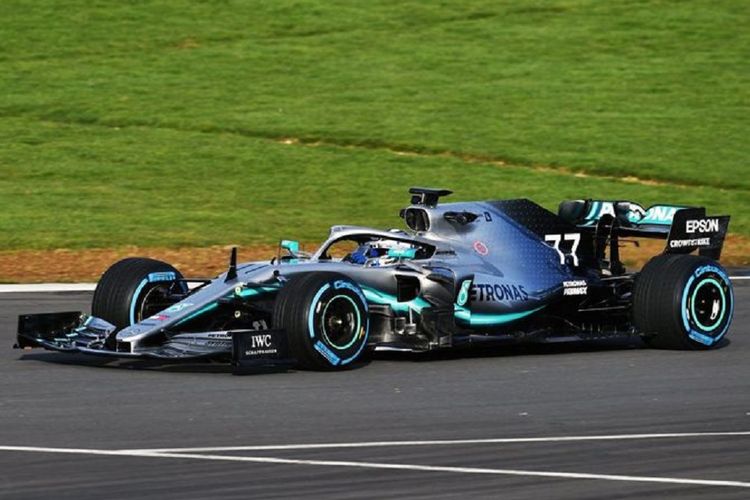 Valtteri Bottas saat menggeber mobil teranyar Mercedes di Sirkuit Silverstone, Inggris, pada Rabu (13/2/2019).