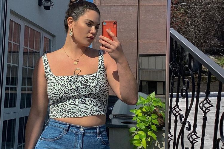 Crop top yang cocok untuk bentuk tubuh hourglass