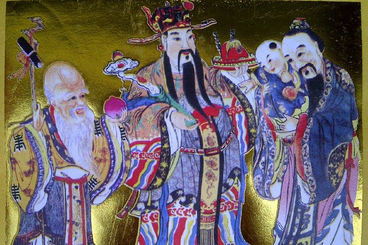 Fu Lu Shou dimana Dewa Shouxing yang dipercayai membawa umur panjang berada di sisi paling kiri.