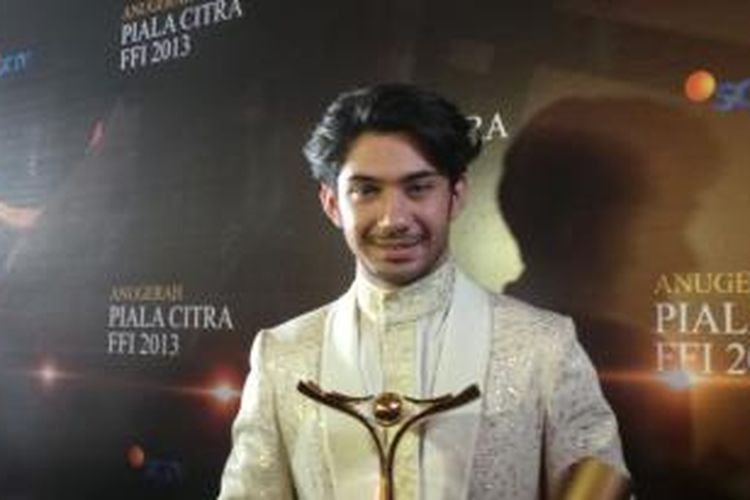 Reza Rahadian meraih Piala Citra untuk kategori Pemeran Utama Pria Terbaik dalam Festival Film Indonesia (FFI) 2013 di Semarang, Sabtu (7/12/2013).