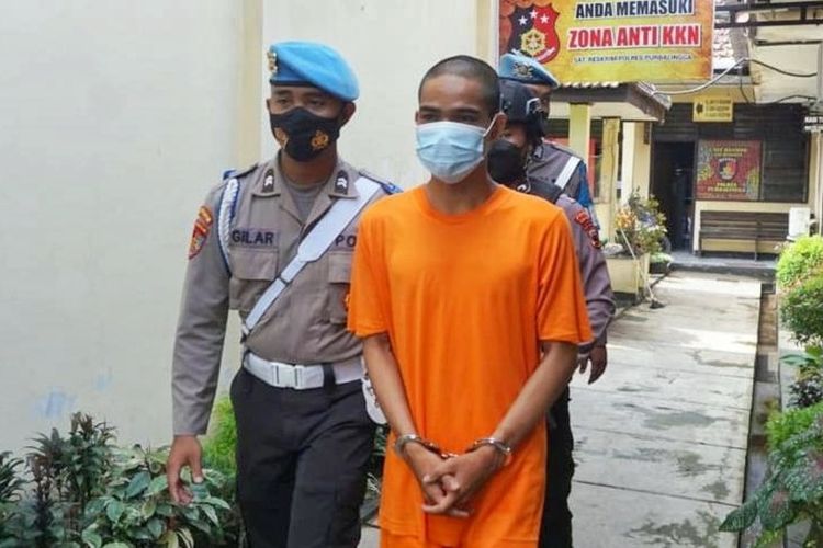 IM (23) warga Banyumas, Jawa Tengah ditangkap Satuan Reserse dan Kriminal (Satreskrim) Polres Purbalingga lantaran menyebarkan video asusila dari sebuah telepon genggam yang ia temukan di tepi jalan, Jumat (16/12/2022).