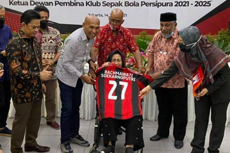 Pengukuhan Rachmawati Soekarnoputri sebagai Ketua Dewan Pembina Persipura di Aula DR. Ir. Sukarno di Universitas Bung Karno (UBK), Jalan Kimia, Jakarta Pusat, Senin (14/6/2021).