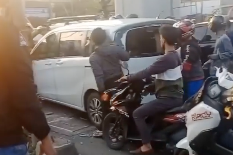 Pengemudi Honda Freed putih dengan nopol F 1688 KW menjadi amukan warga setelah melakukan tabrak lari di Jalan Mentimun II Kota Baru, Bekasi Barat, Sabtu (15/5/2021).