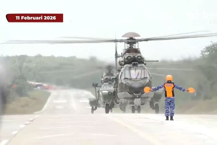 Pesawat Super Tucano dan F-16 melakukan uji coba pendaratan di Jalan Tol Terbanggi Besar?Pematang Panggang?Kayu Agung, Lampung, pada Rabu (11/2/2026).