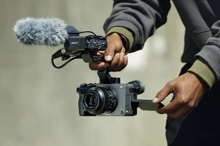 Meski bodinya yang ringkas, Sony FX2 mampu merekam video back-to-back (terus-menerus) selama 13 jam untuk resolusi 4K dengan frame rate 60 fps. Untuk mencegah bodi kamera dari suhu tinggi, Sony membekali kameranya dengan kipas pendingin internal dan struktur pembuangan panas yang efektif. 
