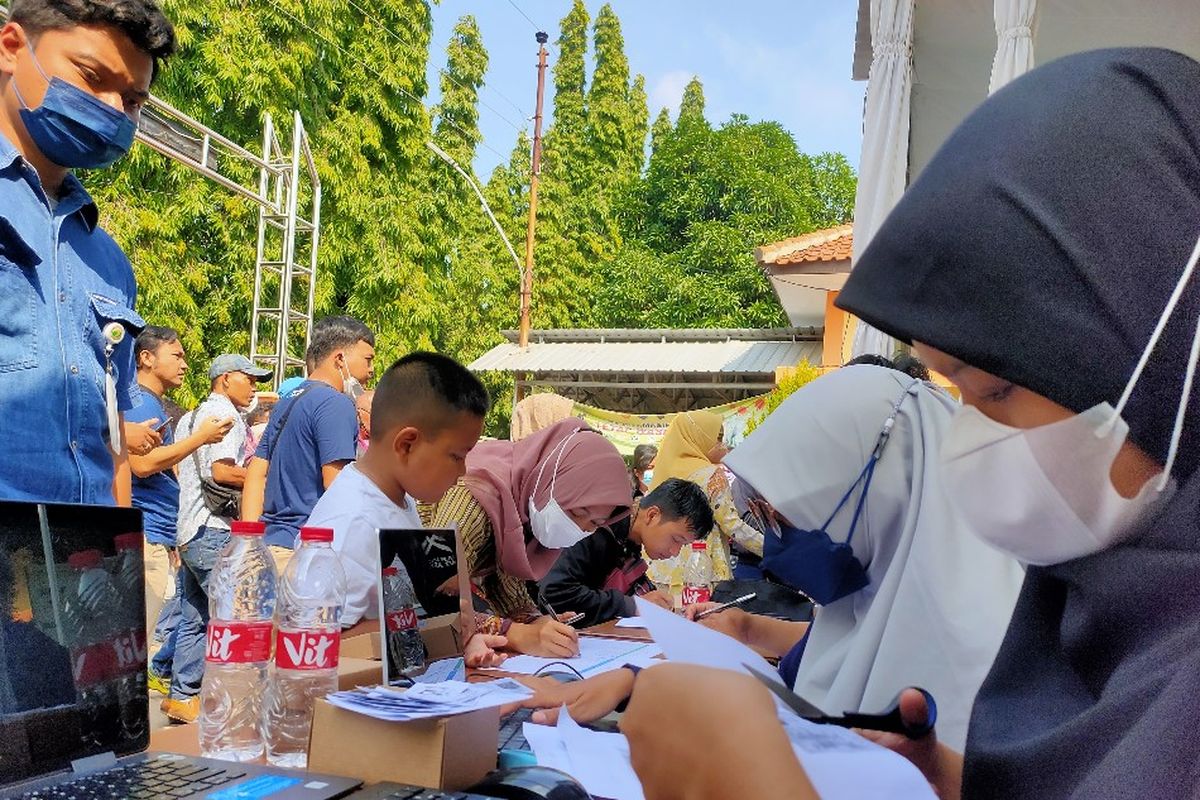 Sejumlah warga pekerja informal mendaftar kepesertaan BPJS Ketenagakerjaan dan mendapatkan iuran premi gratis selama tiga bulan pertama melalui aspirasi anggota DPR RI Dewi Ariyani, di Balai Desa Kudaile, Slawi, Tegal, Jawa Tengah, Jumat (22/7/2022).