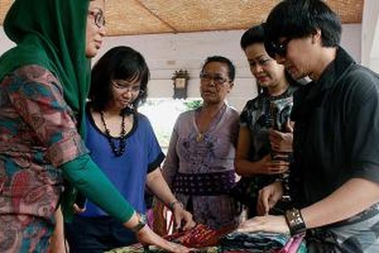 Tim Cita Tenun Indonesia (CTI) yang dipimpin Dhanny Dahlan memberikan pelatihan tenun dengan menggunakan pewarnaan alami kepada 35 perajin tenun di Kabupaten Jembrana, Bali, beberapa waktu lalu. CTI mengupayakan kebangkitan kembali tenun jembrana yang sempat meredup.