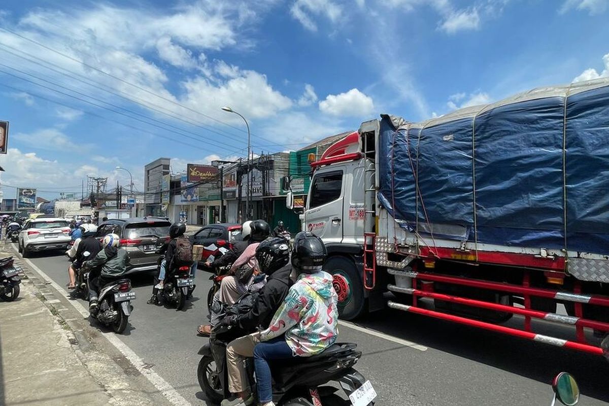 Truk sumbu tiga dan beberapa angkutan barang lainnya memadati arus lalu lintas di wilayah Cinunuk, Kabupaten Bandung, Jawa Barat pada Minggu (16/4/2023). Pada libur idul Adha 2023, pemerintah kembali akan melakukan pembatasan angkutan barang. 