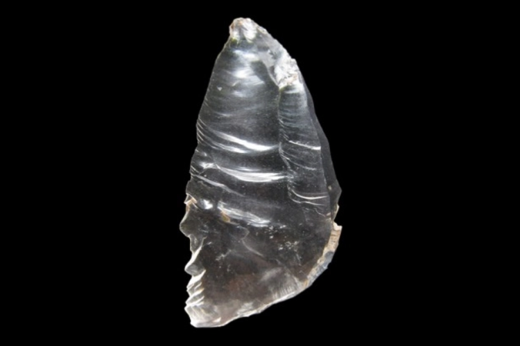 Fragmen atau potongan kristal batu kuarsa yang ditemukan di sebuah situs pemakaman di Inggris. Ada ratusan batu kristal langka yang ditemukan di situs ini.