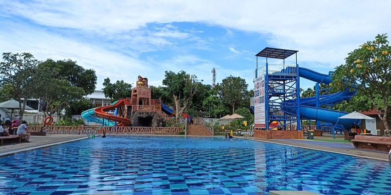 Kolam renang di Klub Keluarga Graha Raya atau dikenal juga sebagai Splash Waterpark Graha Raya, salah satu kolam renang di Tangerang yang dekat Halte Transjakarta Puri Beta.